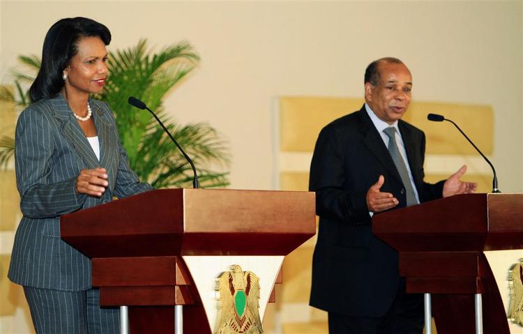 USA's udenrigsminister, Condoleezza Rice, lytter til Libyens udenrigsminister, Abd al-Rahman Shalgham, under det historiske møde. 