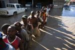 Haitianere venter på at få mad og drikke i et nødhjælpscenter i Gonaives. 