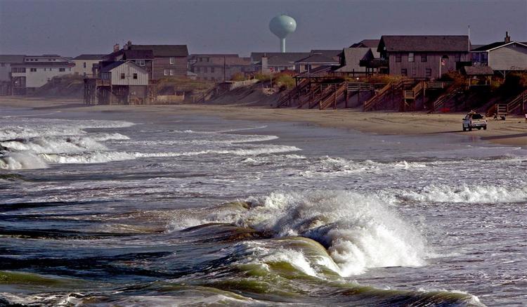 Høje bølger ved Nags Head-stranden i North Carolina varsler Hannas komme. 
