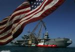 Det amerikanske hangarskib 'USS Mount Whitney' afleverer i dag nødhjælp i den georgiske havneby Poti. 