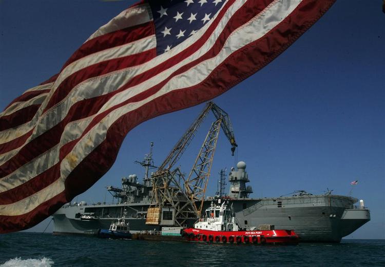 Det amerikanske hangarskib 'USS Mount Whitney' afleverer i dag nødhjælp i den georgiske havneby Poti. 