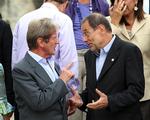 Den franske udenrigsminister, Bernard Kouchner (tv), taler med EU's generalsekretær, Javier Solana. 