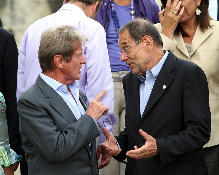 Den franske udenrigsminister, Bernard Kouchner (tv), taler med EU's generalsekretær, Javier Solana. 