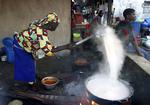 En kvinde laver mad i Lagos, Nigeria (arkivfoto). 