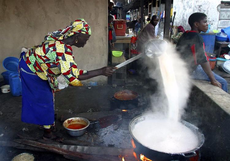 En kvinde laver mad i Lagos, Nigeria (arkivfoto). 