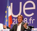 Frankrigs udenrigsminister Bernard Kouchner sagde for en uge siden, at EU overvejede sanktioner mod Rusland som følge af krigen i Georgien. Det trækker han i land i dag. 