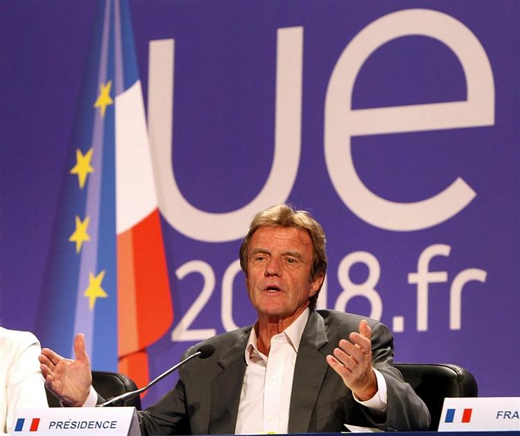 Frankrigs udenrigsminister Bernard Kouchner sagde for en uge siden, at EU overvejede sanktioner mod Rusland som følge af krigen i Georgien. Det trækker han i land i dag. 