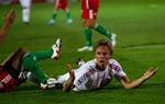 Den danske forsvarsspiller Martin Laursen var ved at koste Danmark et mål med en fejlaflevering. 