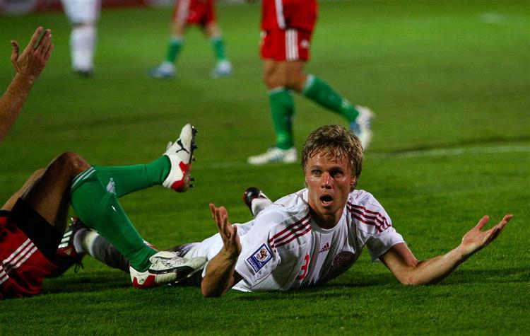 Den danske forsvarsspiller Martin Laursen var ved at koste Danmark et mål med en fejlaflevering. 