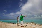 Strandgæster betragter de første skyer fra Ike på de caribiske øer Providenciales. 