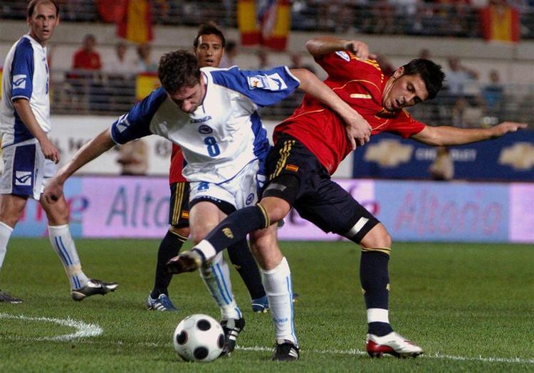 David Villa (th) blev Spaniens matchvinder i en smal 1-0-sejr mod Bosnien-Hercegovina. 
