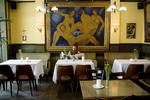 På trods af den altmodische stemning og prominente beliggenhed er der ingen stivede damaskservietter eller tjenere med højt hævede serveringsbakker på Café Promenaden. 