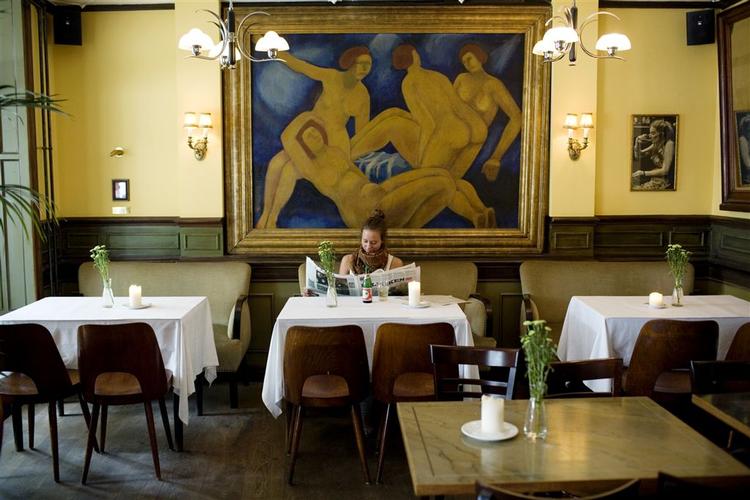 På trods af den altmodische stemning og prominente beliggenhed er der ingen stivede damaskservietter eller tjenere med højt hævede serveringsbakker på Café Promenaden. 