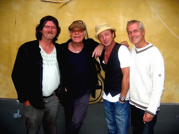 Johnny Madsen, Kim Larsen, Thomas Helmig og Klaus Kjellerup er gået til kamp mod rygeloven. 
