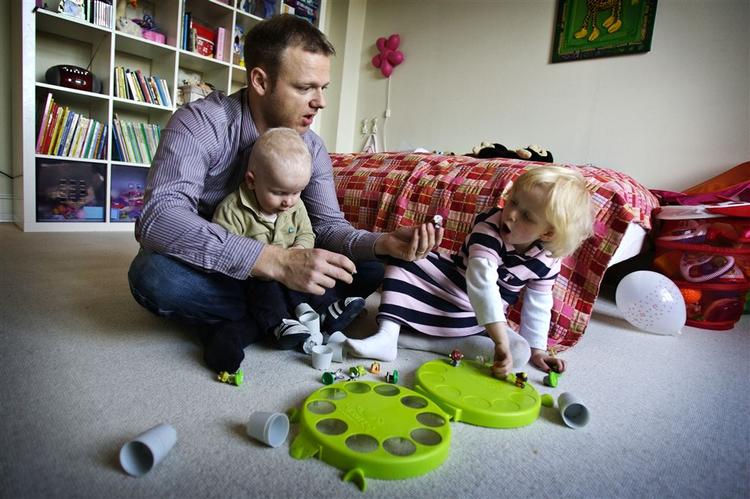 Flere danske mænd vælger at have en barselsperiode med børnene. Men den økonomiske konsekvens af mandens valg er endnu ikke blevet regnet ud i Danmark. Arkivfoto. 