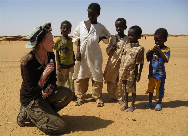 Skuespilleren Mia Farrow besøger i august en lejr i det østlige Tchad med flygtninge fra Darfur. Foto er stillet til rådighed af www.stopgenocidenow.org. 
