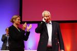 Svend Auken var synligt bevæget efter talen på kongressen i Aalborg. Helle Thorning-Schmidt var hurtigt oppe ved den tidligere S-formand efter talen. 