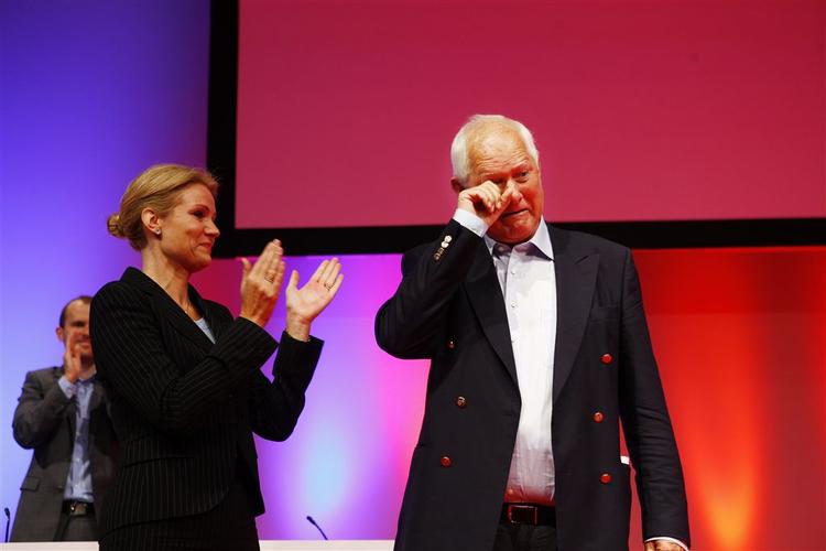 Svend Auken var synligt bevæget efter talen på kongressen i Aalborg. Helle Thorning-Schmidt var hurtigt oppe ved den tidligere S-formand efter talen. 