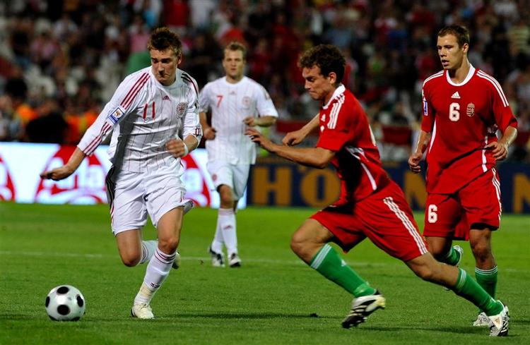 Nicklas Bendtner i aktion for landsholdet mod Ungarn. 