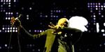 Lørdag aften strålede Michael Stipe i forgrunden for R.E.M. i Parken. I mere end to timer trak hans flammende stemme spor tilbage gennem hele R.E.M.s sangkatalog og efterlod indtrykket af et band, der ikke er parat til at blive kasseret som udbrændt. Foto: Martin Lehmann 
