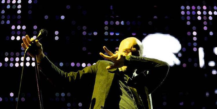 Lørdag aften strålede Michael Stipe i forgrunden for R.E.M. i Parken. I mere end to timer trak hans flammende stemme spor tilbage gennem hele R.E.M.s sangkatalog og efterlod indtrykket af et band, der ikke er parat til at blive kasseret som udbrændt. Foto: Martin Lehmann 
