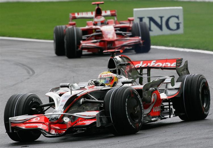 Sejr til briten Lewis Hamilton i et dramatisk Formel 1-løb på Spa-Francorchamps i Belgien. 
