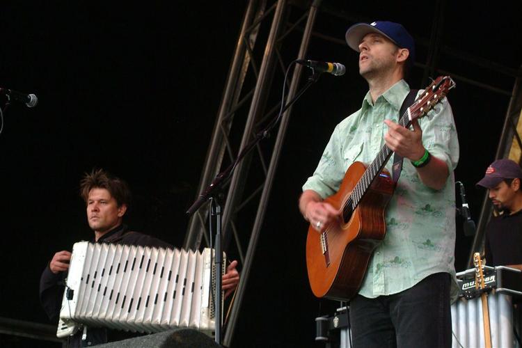 På 'Carried To Dust' er Joey Burns og John Convertino sjældent veloplagte, så sangene flyder lifligt i mange retninger. 