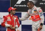 Lewis Hamilton klapper Felipe Massa på skulderen efter dagens grandprix på belgiske Spa-Francorcamps. Nu er Hamiltons sejr annulleret, og Masa bliver udråbt til vinder. 