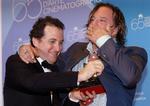 Mickey Rourke og 'The Wrestler'-instruktøren Darren Aronofsky pjatter under prisfesten i Venedig. 