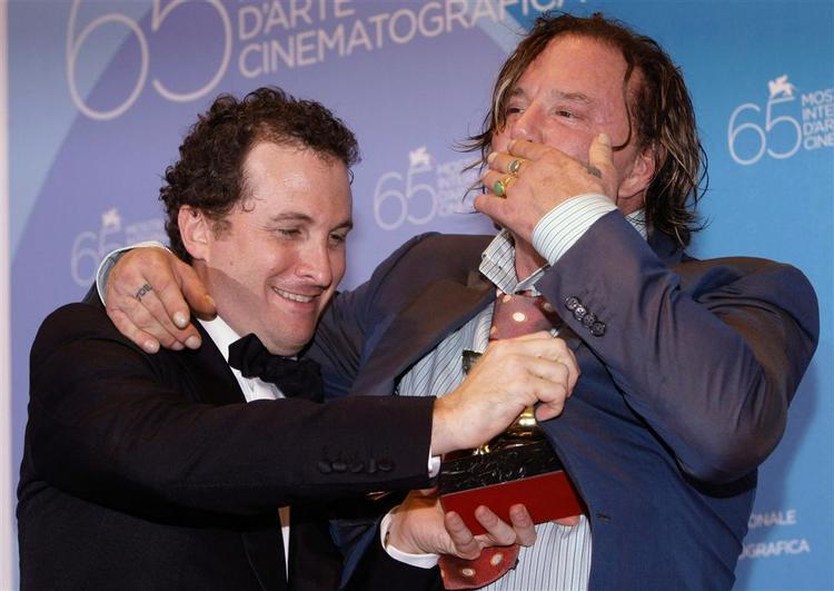 Mickey Rourke og 'The Wrestler'-instruktøren Darren Aronofsky pjatter under prisfesten i Venedig. 