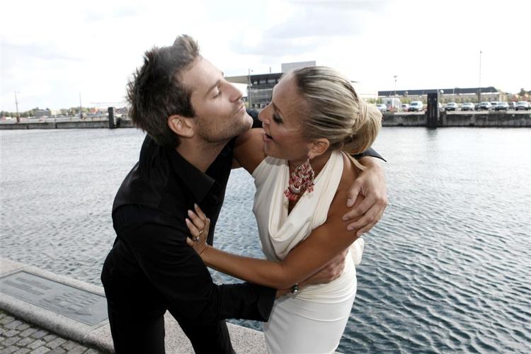 Oliver Bjerrehuus sammen med sin dansepartner Viktoria Franova. 