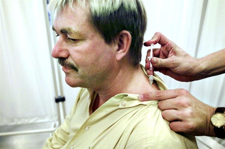 Hvert år vælger danskere at betale for at at blive vaccineret mod influenza.  Arkivfoto 