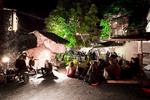 Skrammelbyen 'Operaen', opført i et øde hjørne af byen i Kunstbygningens park ned mod Århus Å, har været en stor succes med sine hyggekroge og boder og scener med rytmisk musik om aftenen. Foto: Århus Festuge 