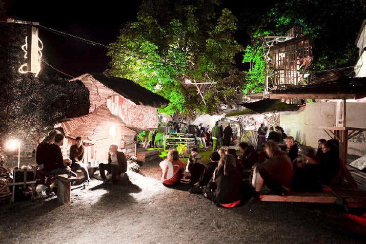 Skrammelbyen 'Operaen', opført i et øde hjørne af byen i Kunstbygningens park ned mod Århus Å, har været en stor succes med sine hyggekroge og boder og scener med rytmisk musik om aftenen. Foto: Århus Festuge 