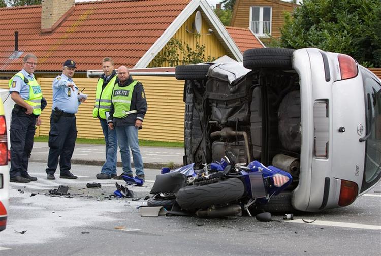 Da en motorcyklist ramte en bil i Espergærde i lørdags, kørte han så stærkt, at bilen væltede. 