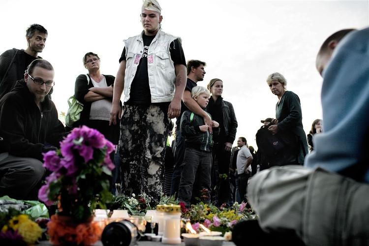 Unge samlet ved en mindehøjtidelighed for Benjamin Schou, som døde 5. september som følge af en usædvanlig hårdhændet anholdelse nytårsnat 1992. 