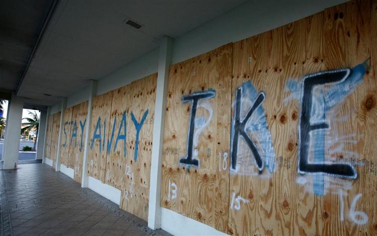 'Bliv væk Ike' står  der på de træplader, som skal beskytte ruderne i denne bygning i Key West i Florida. 