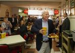 Den republikanske John McCain er ikke bleg for at tage demokratiske ministre med i sin eventuelle regering. 