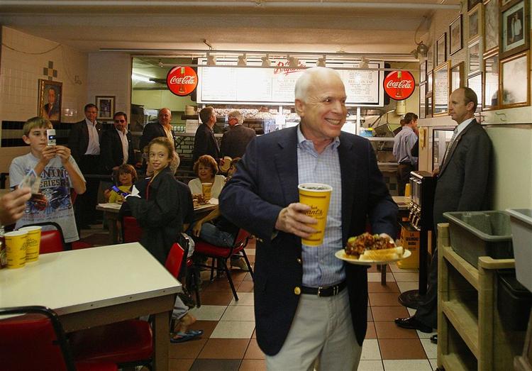 Den republikanske John McCain er ikke bleg for at tage demokratiske ministre med i sin eventuelle regering. 