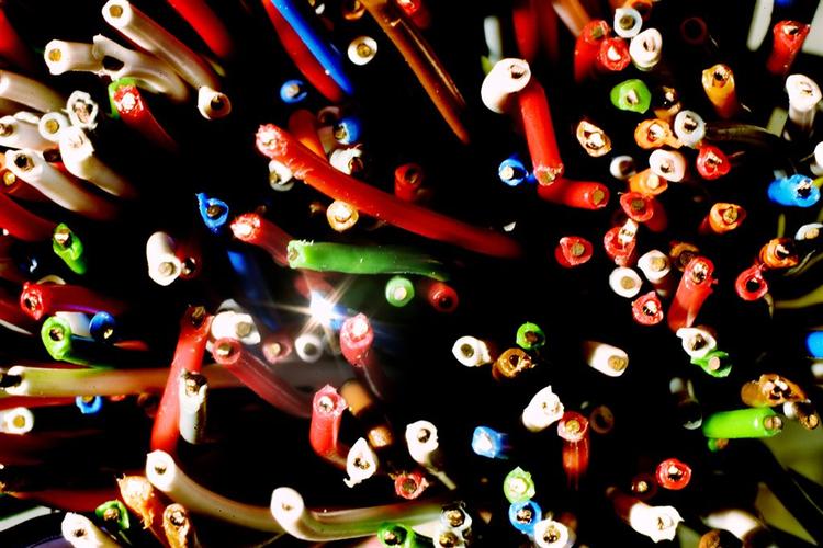 Færre danskere taler gennem fastnettelefonens kabler, og det er med til at trække TDC's indtjening ned. 