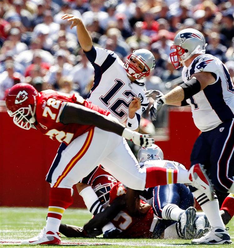 Tom Brady var for 128. gang i træk med for Patriots, men må nu følge sine holdkammerater fra sidelinjen resten af denne sæson. På billedet kan man se situationen, hvor Chiefs-spilleren Bernard Pollard (nederst) tackler Brady. 