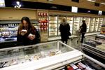 Hvis det ferske kød har været frosset, eller den dyre luksusris er fyldt med billig discount, bliver det sjældent opdaget af Fødevarekontrollen. 