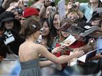 Skuespilleren Keira Knightley skriver autografer i forbindelse med visningen af 'The Duchess' ved Toronto Filmfestivalen. 