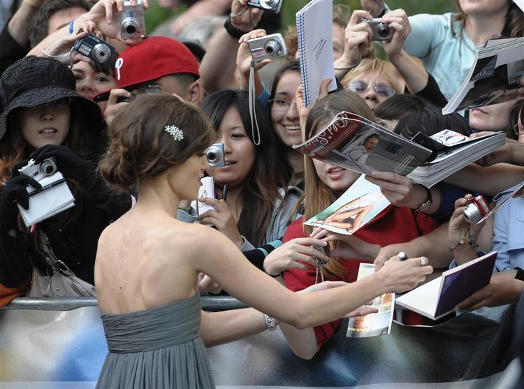Skuespilleren Keira Knightley skriver autografer i forbindelse med visningen af 'The Duchess' ved Toronto Filmfestivalen. 