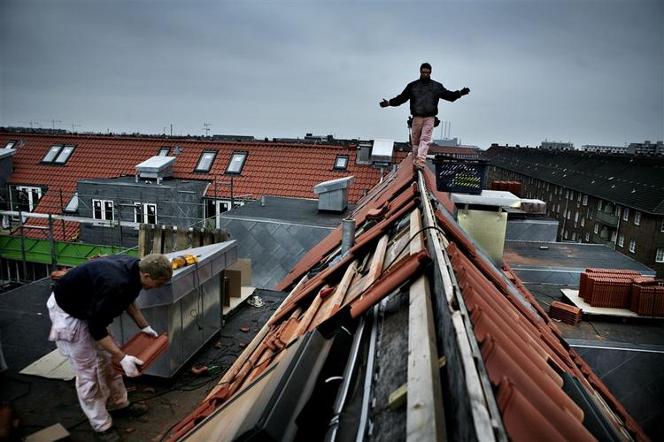 S vil bruge flere af statens penge for at få håndværkere i arbejde. 