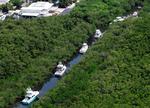 Både er ankret op i kanal i Florida for at beskytte dem mod orkanen Ike. 
