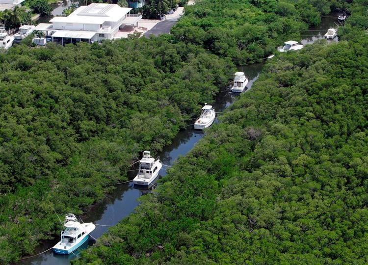 Både er ankret op i kanal i Florida for at beskytte dem mod orkanen Ike. 