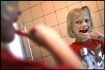 Børn skal være 10 år, før de har motorikken til helt selv at klare tandbørstningen. 