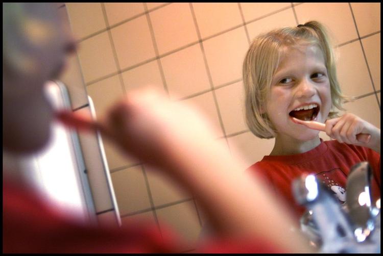 Børn skal være 10 år, før de har motorikken til helt selv at klare tandbørstningen. 