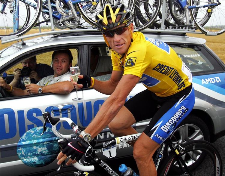 Armstrong har drukket sejrschampagne i Touren syv gange. Og måske for sidste gang. Arkivfoto. 